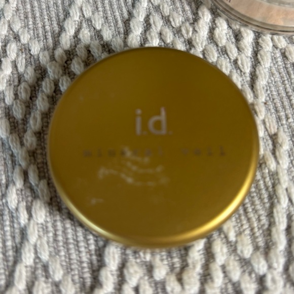 i.d. Bare Escentuals feather light mineral veil Setting Powder. .03 oz. Sealed - Picture 3 of 4